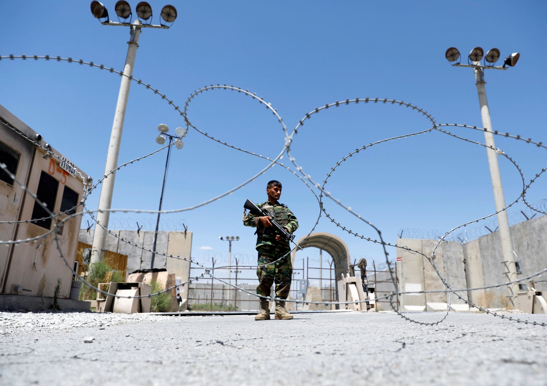 An Afghan National Army soldier stands guard at the gate of Bagram U.S. air base, on the day the last of American troops vacated it, Parwan province, Afghanistan July 2, 2021. - Sputnik International, 1920, 07.09.2021
