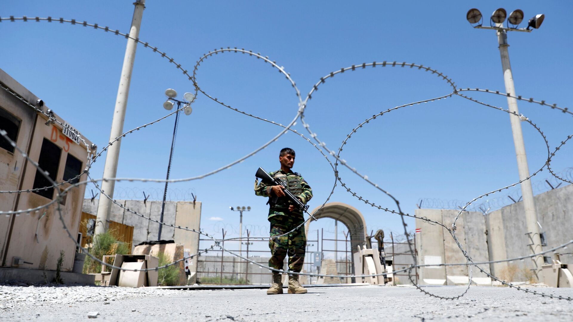 An Afghan National Army soldier stands guard at the gate of Bagram U.S. air base, on the day the last of American troops vacated it, Parwan province, Afghanistan July 2, 2021. - Sputnik International, 1920, 09.07.2021