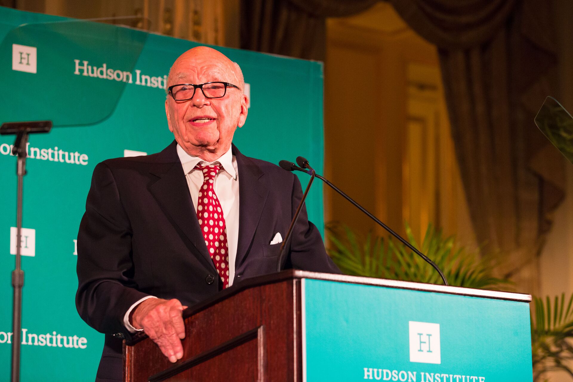 Rupert Murdoch receiving the Global Leadership Award 2015 - Sputnik International, 1920, 29.12.2021