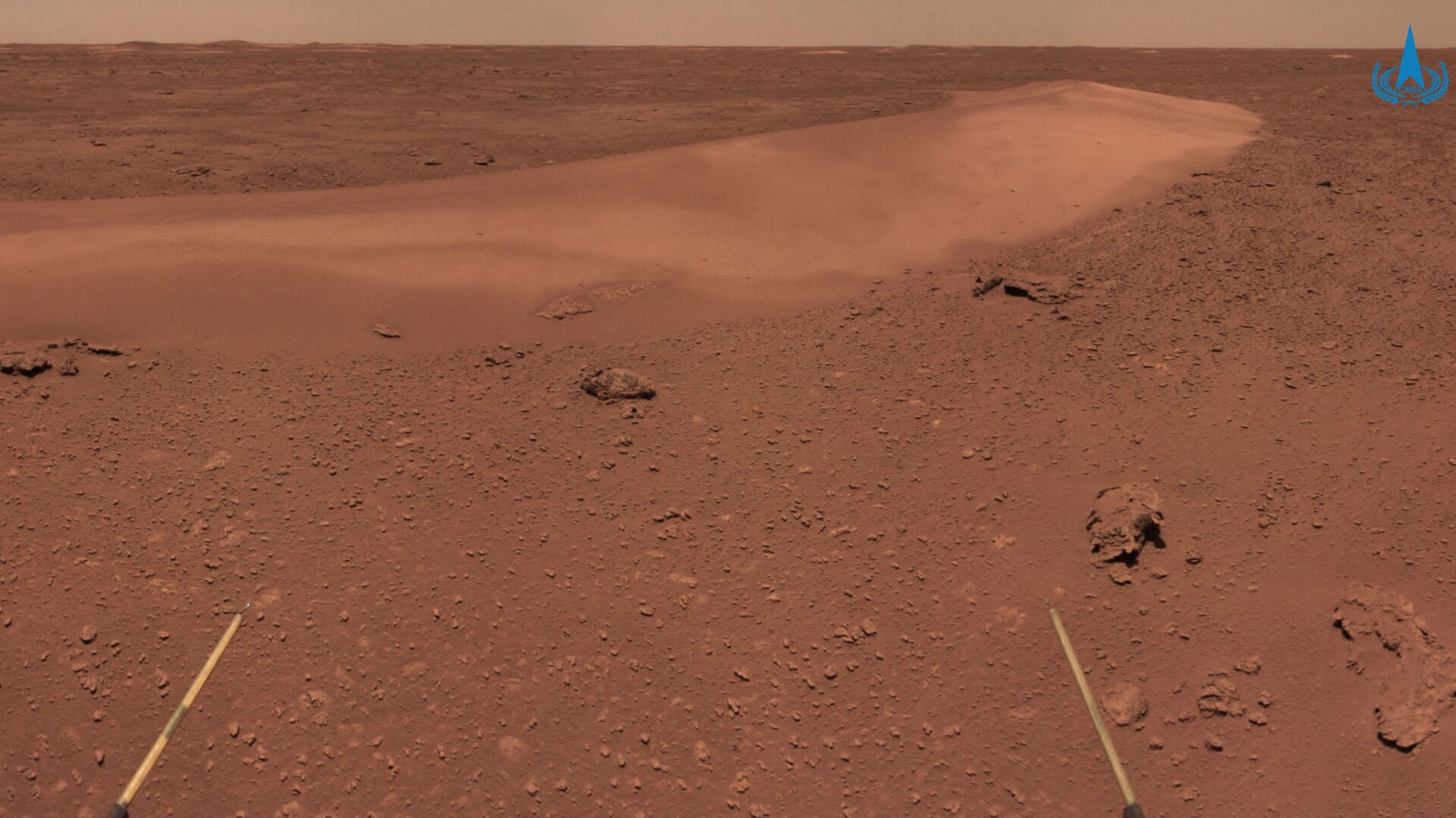This handout photograph taken on June 26, 2021 and released on July 9, 2021 by the China National Space Administration (CNSA) shows the surface of Mars taken from China's Zhurong Mars rover. - Sputnik International, 1920, 27.01.2022