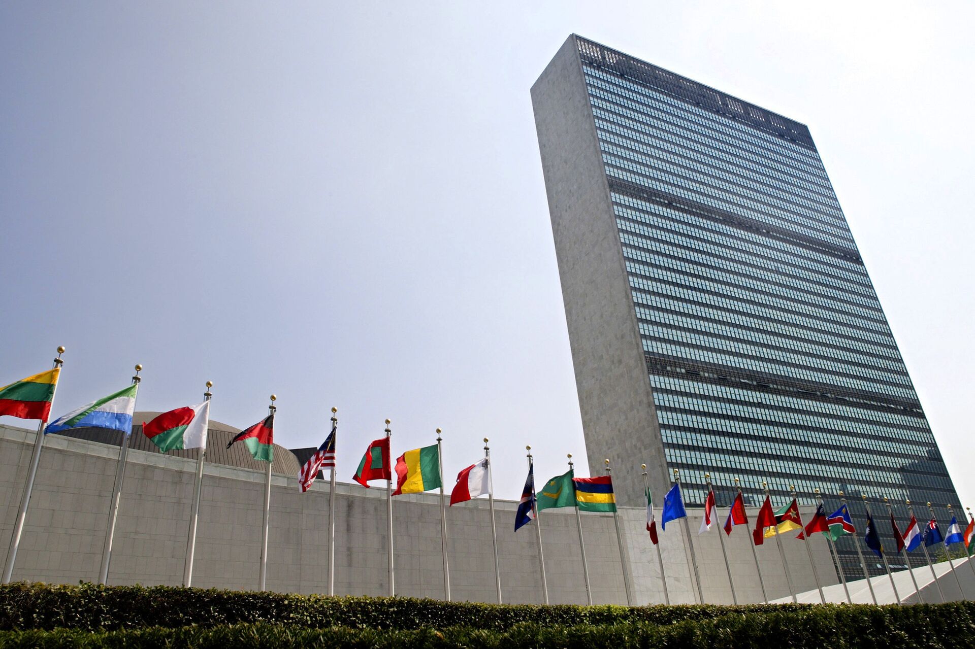 In this Sept. 13, 2005, file photo, the flags of member nations fly outside the General Assembly building at the United Nations headquarters in New York. - Sputnik International, 1920, 07.09.2021