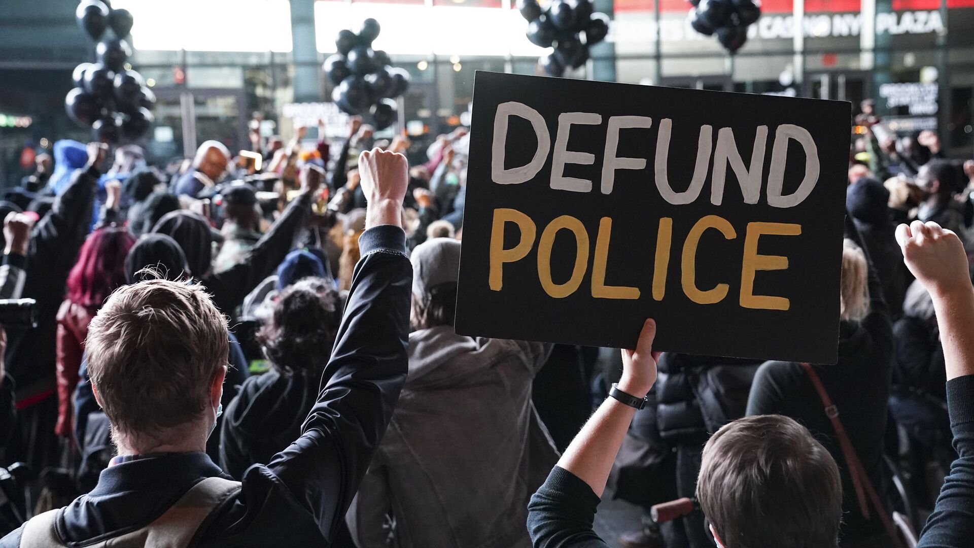 In this 14 October 2020 file photo, a protester holds a sign that reads Defund Police during a rally for the late George Floyd outside Barclays Center in New York - Sputnik International, 1920, 10.07.2021