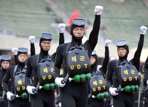 Swimmers of the South Korean army during a parade. - Sputnik International