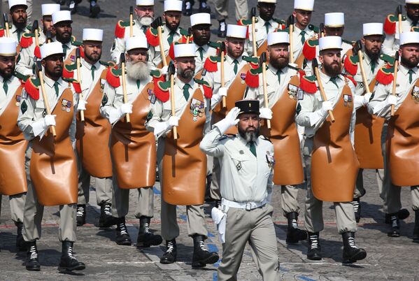 Sappers of the French Foreign Legion. Orange aprons are designed to accommodate various military tools in the field. Legion veterans must wear beards. - Sputnik International