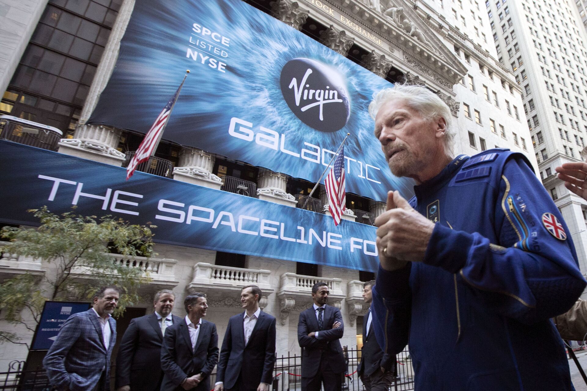 In this Monday, Oct. 28, 2019 file photo, Richard Branson, right, founder of Virgin Galactic, and company executives gather for photos outside the New York Stock Exchange before his company's IPO - Sputnik International, 1920, 07.09.2021