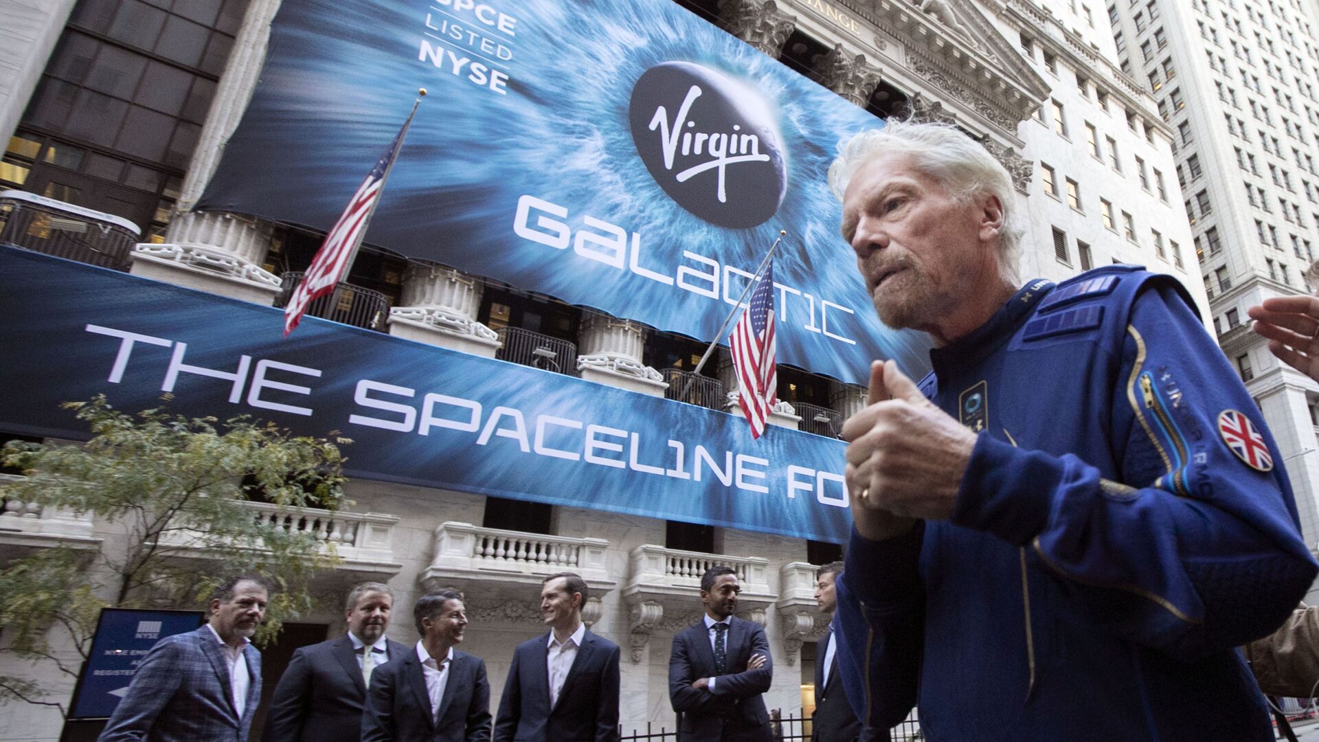 In this Monday, Oct. 28, 2019 file photo, Richard Branson, right, founder of Virgin Galactic, and company executives gather for photos outside the New York Stock Exchange before his company's IPO - Sputnik International, 1920, 15.02.2022