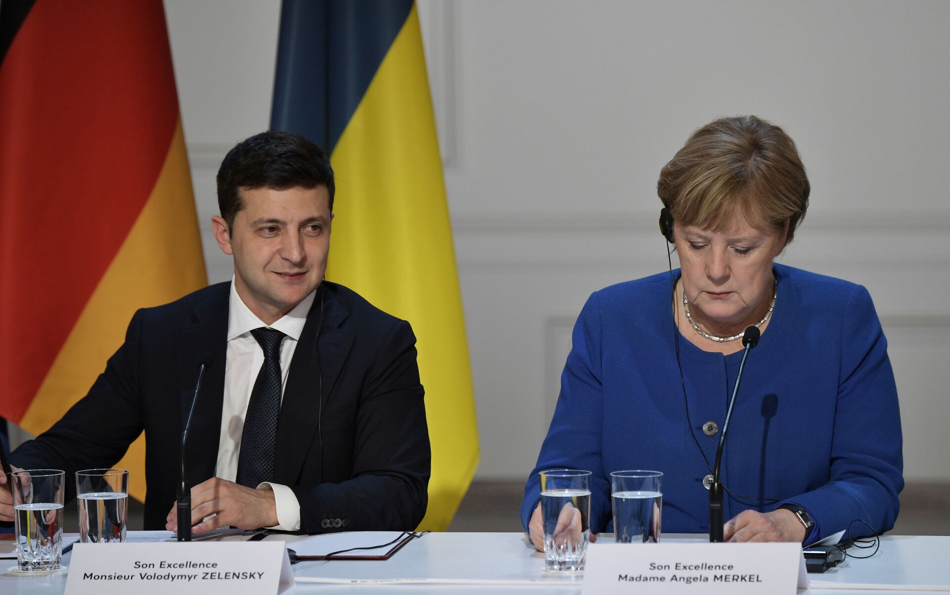 Ukrainian President Volodymyr Zelensky and German Chancellor Angela Merkel attend a joint news conference following a meeting of the Normandy Four leaders at the Elysee Palace in Paris, France. 2019. - Sputnik International, 1920, 07.09.2021