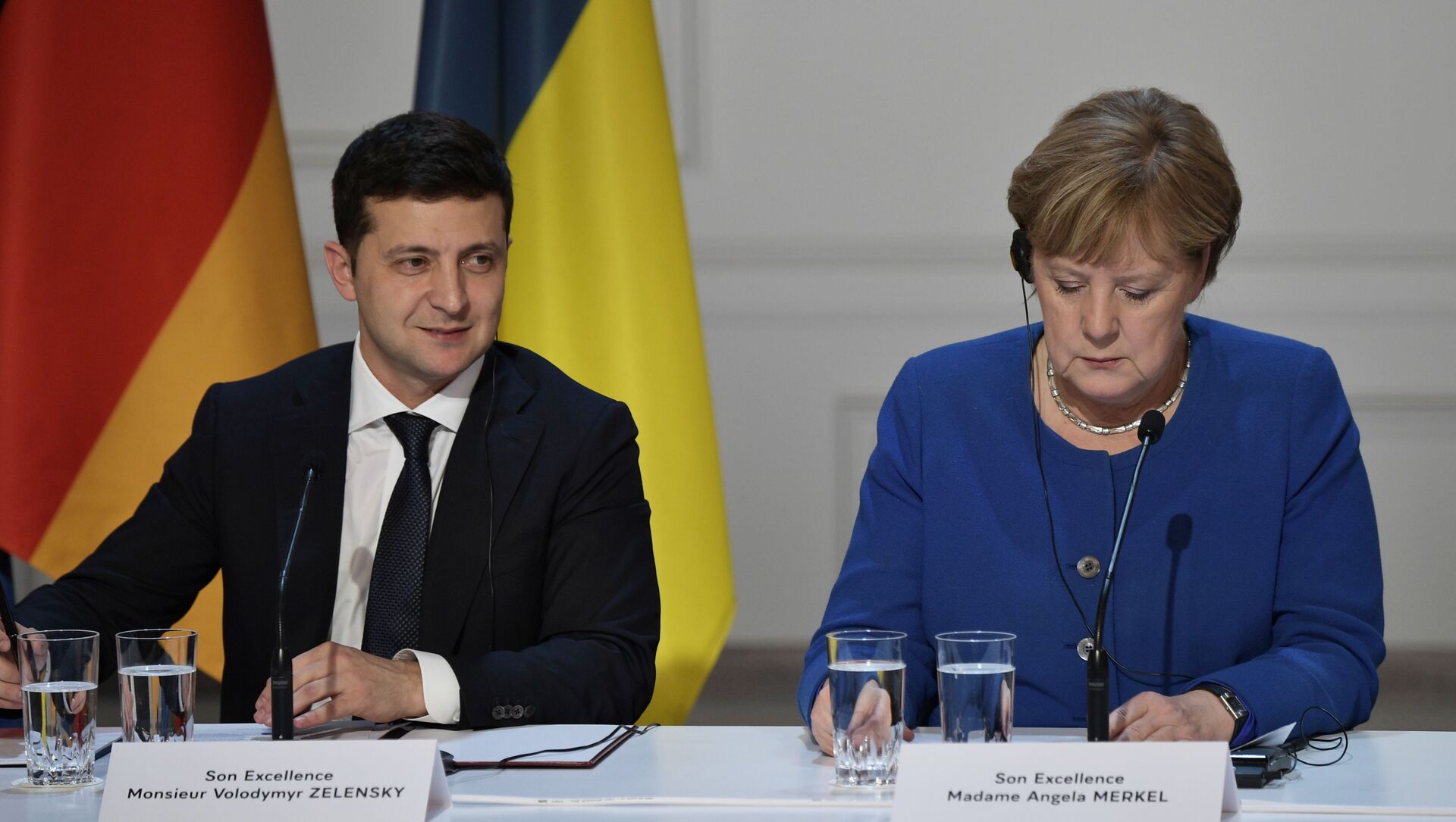 Ukrainian President Volodymyr Zelensky and German Chancellor Angela Merkel attend a joint news conference following a meeting of the Normandy Four leaders at the Elysee Palace in Paris, France. 2019. - Sputnik International, 1920, 10.07.2021