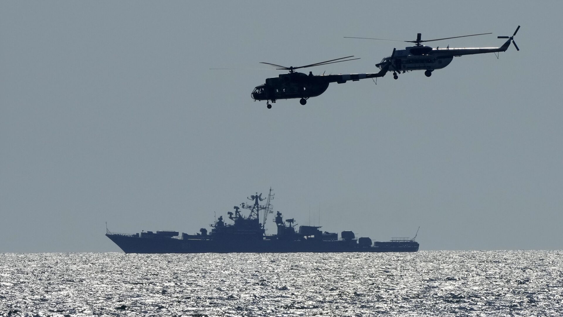 Ukrainian helicopters fly over a Russian warship  during Sea Breeze 2021 maneuvers, in the Black Sea, Friday, July 9, 2021 - Sputnik International, 1920, 30.12.2021