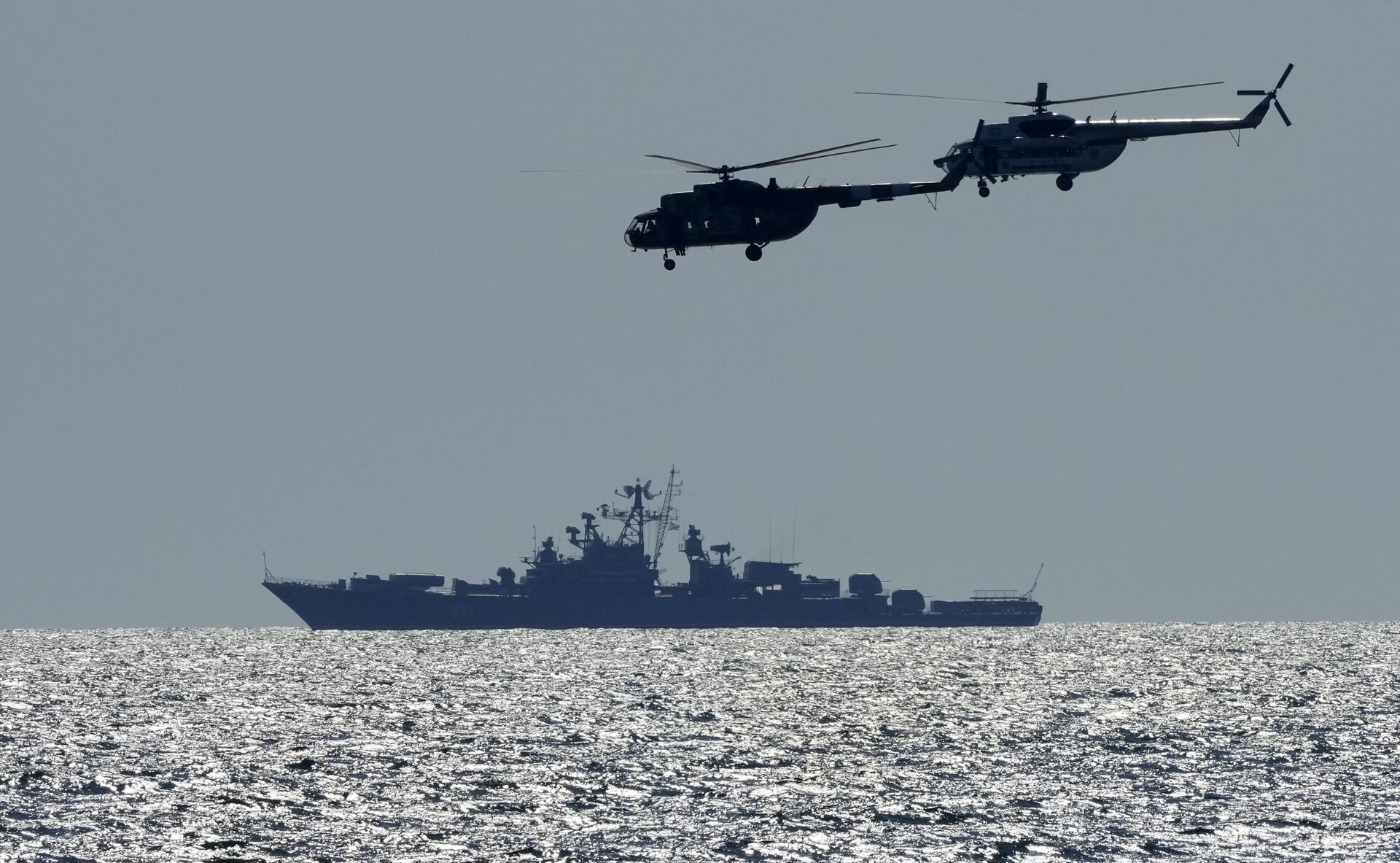 Ukrainian helicopters fly over a Russian warship  during Sea Breeze 2021 maneuvers, in the Black Sea, Friday, July 9, 2021 - Sputnik International, 1920, 07.09.2021