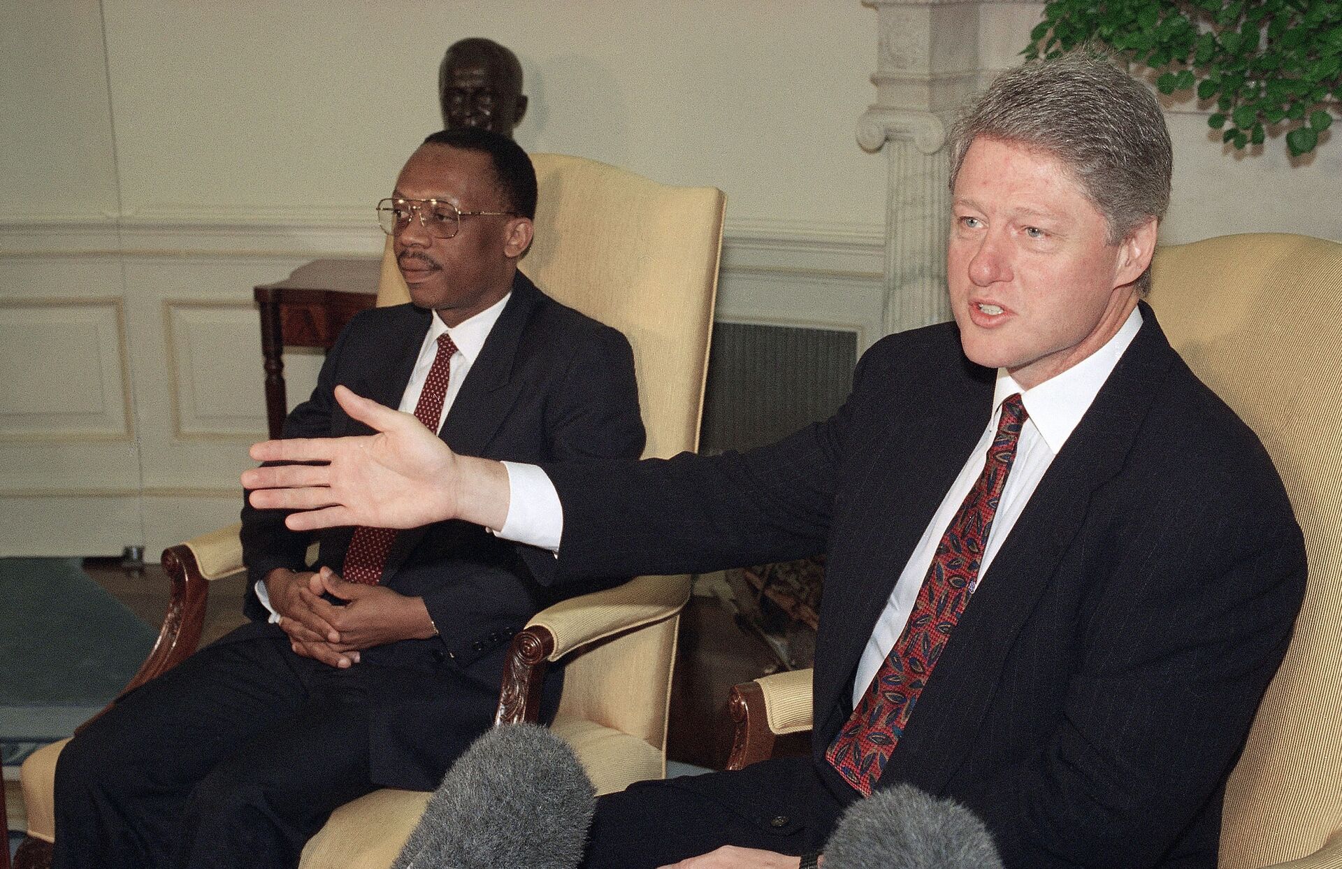 President Bill Clinton gestures while meeting with exiled Haitian President Jean-Bertrand Aristide in the Oval Office of the White House in Washington on July 22, 1993. The president meet with Aristide to discuss efforts to return Aristide to power, saying there's a major potential for a victory for democracy. - Sputnik International, 1920, 07.09.2021