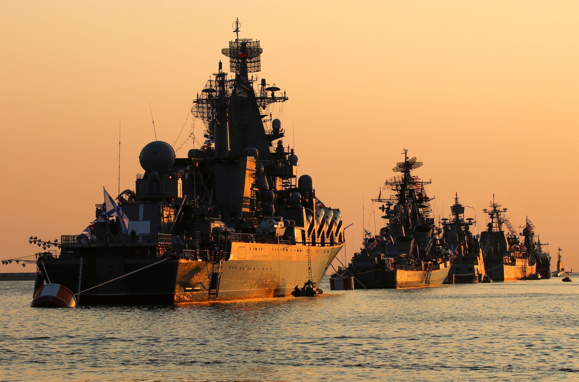 A view shows Russian warships on sunset ahead of the Navy Day parade in the Black Sea port of Sevastopol, Crimea July 27, 2019. - Sputnik International, 1920, 27.11.2021