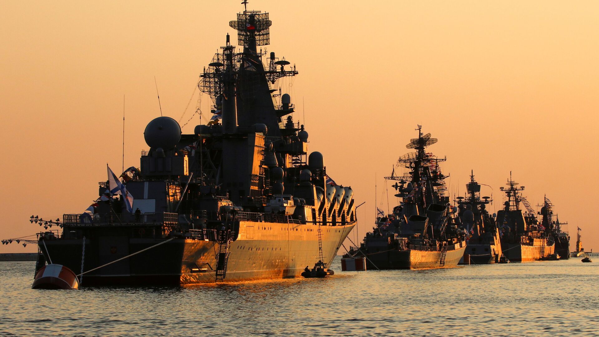 A view shows Russian warships on sunset ahead of the Navy Day parade in the Black Sea port of Sevastopol, Crimea July 27, 2019. - Sputnik International, 1920, 13.09.2021