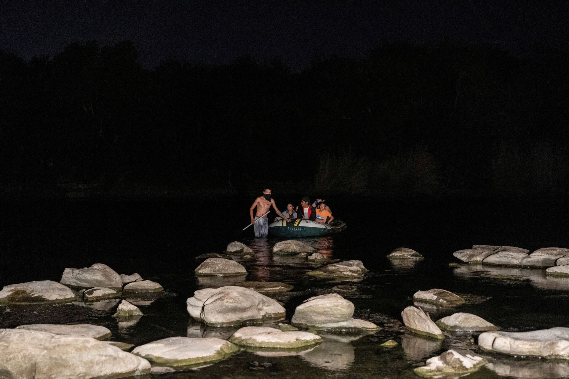 Asylum-seeking migrant families arrive to the bank of the Rio Grande river on an inflatable raft after crossing into the United States from Mexico in Roma, Texas, U.S., July 9, 2021.  - Sputnik International, 1920, 07.09.2021