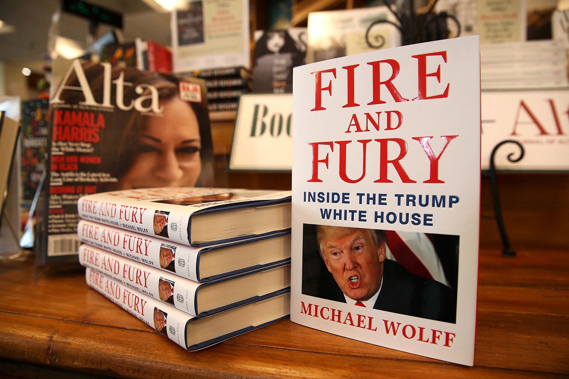 Copies of the book Fire and Fury by author Michael Wolff are displayed on a shelf at Book Passage on January 5, 2018 in Corte Madera, California. - Sputnik International, 1920, 07.09.2021