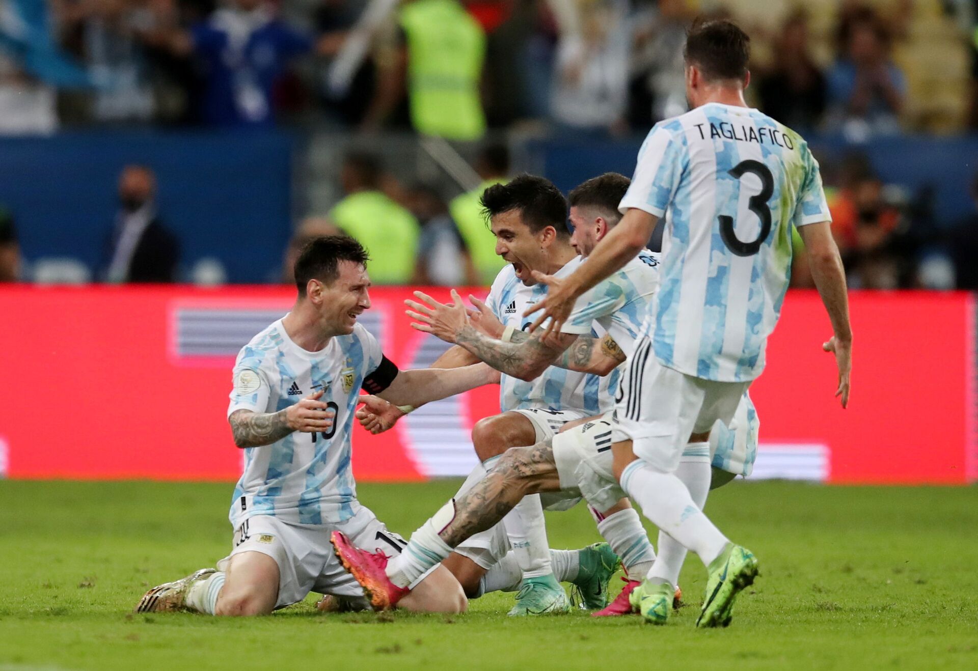 Argentina's Lionel Messi celebrates with teammates after winning the Copa America  - Sputnik International, 1920, 07.09.2021