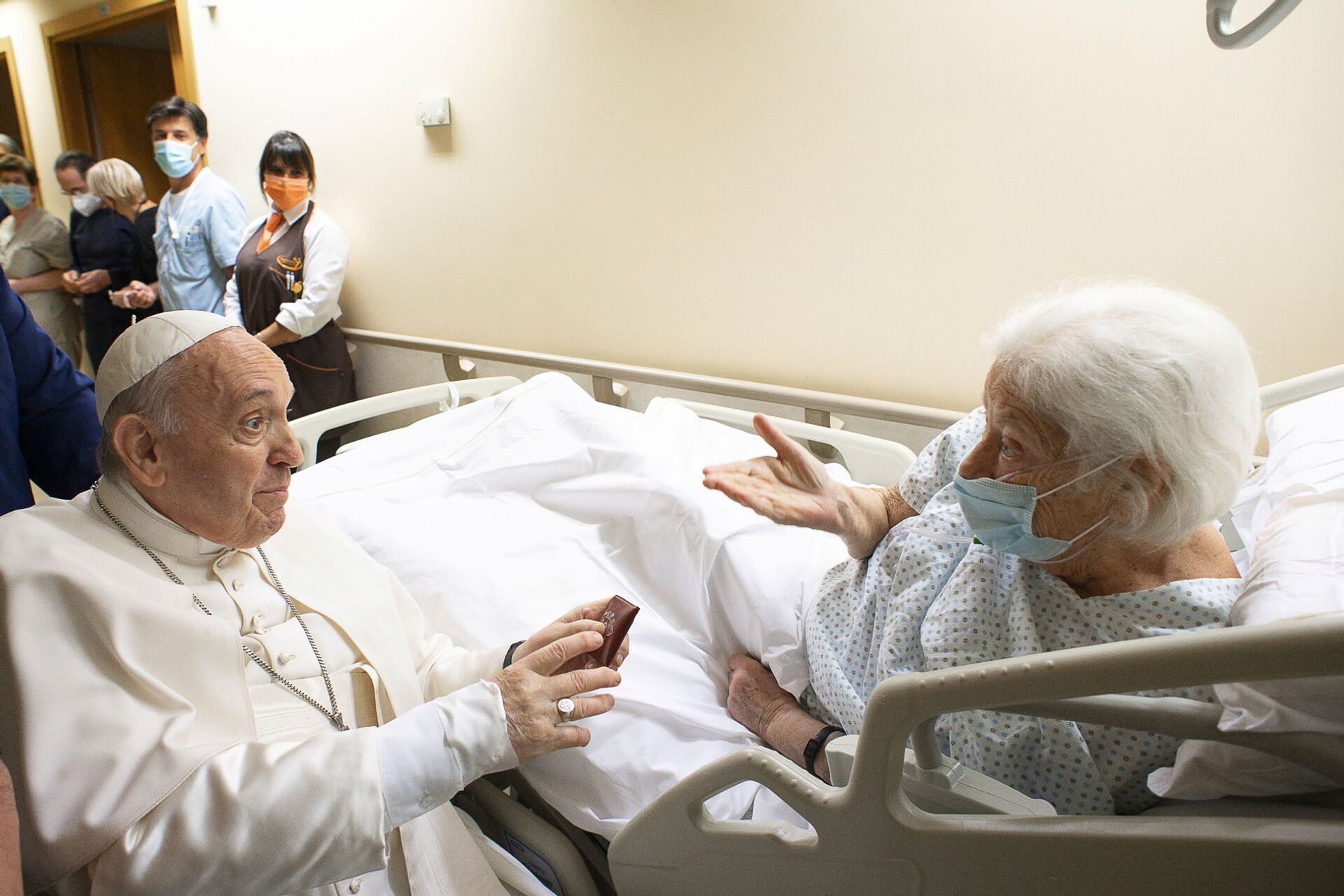Pope Francis speaks with a patient at the Gemelli hospital, as he recovers following scheduled surgery on his colon, in Rome, Italy, July 11, 2021. - Sputnik International, 1920, 07.09.2021