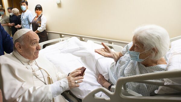 Pope Francis speaks with a patient at the Gemelli hospital, as he recovers following scheduled surgery on his colon, in Rome, Italy, July 11, 2021. - Sputnik International