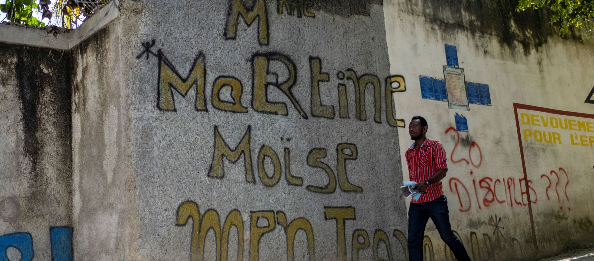 A man walks past a graffiti that reads Martine Moise near the house where President Jovenel Moise was assassinated, in Port-au-Prince, Haiti July 11, 2021. - Sputnik International, 1920, 16.07.2021