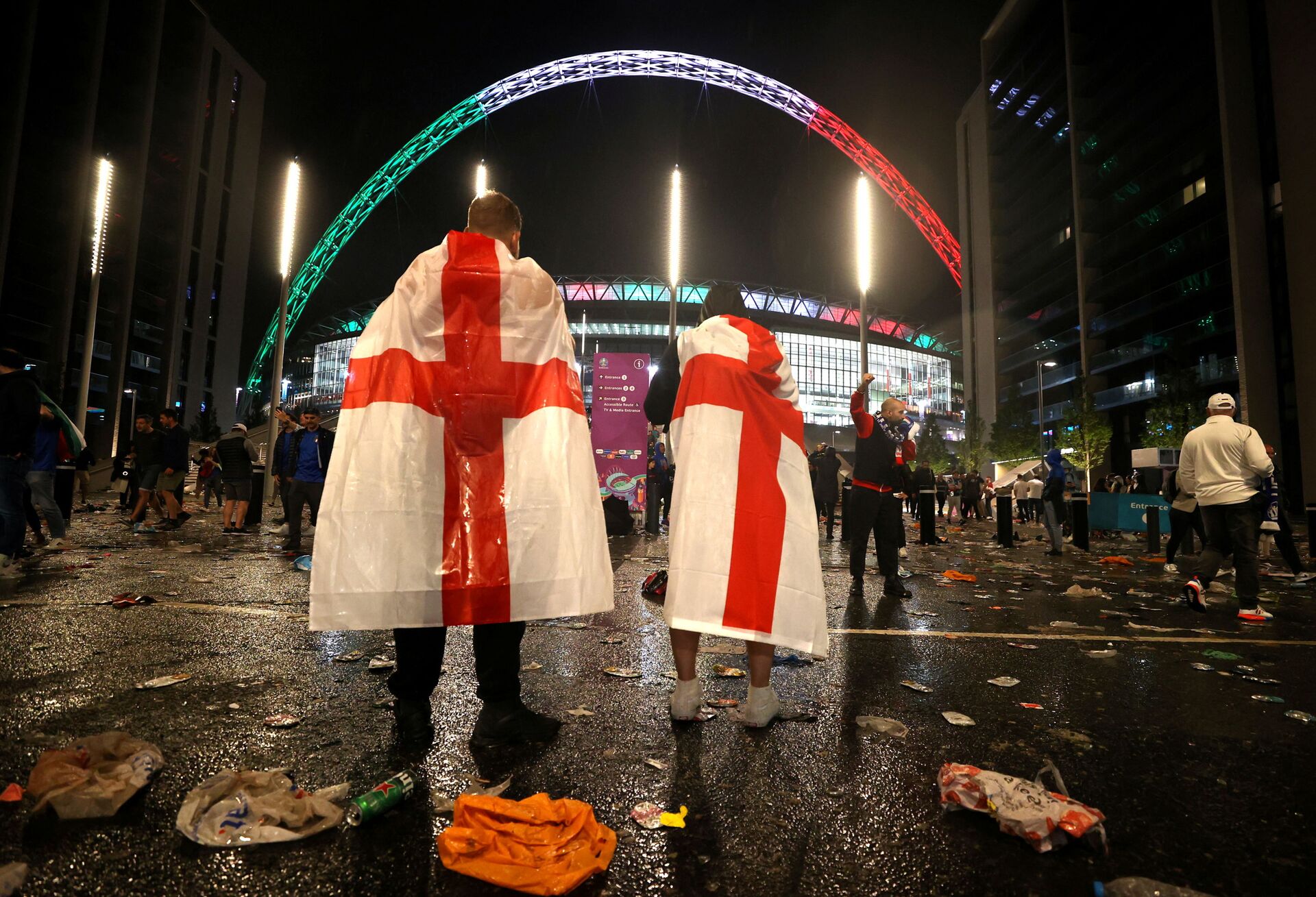 England fans outside Wembley Stadium after Italy wins the Euro 2020 final - Sputnik International, 1920, 07.09.2021