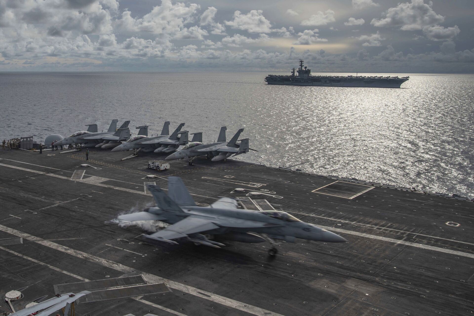 In this photo provided by U.S. Navy, an F/A-18E Super Hornet lands on the flight deck of the USS Ronald Reagan (CVN 76), as USS Nimitz (CVN 68) steams alongside in the South China Sea, Monday, July 6, 2020. - Sputnik International, 1920, 08.10.2021