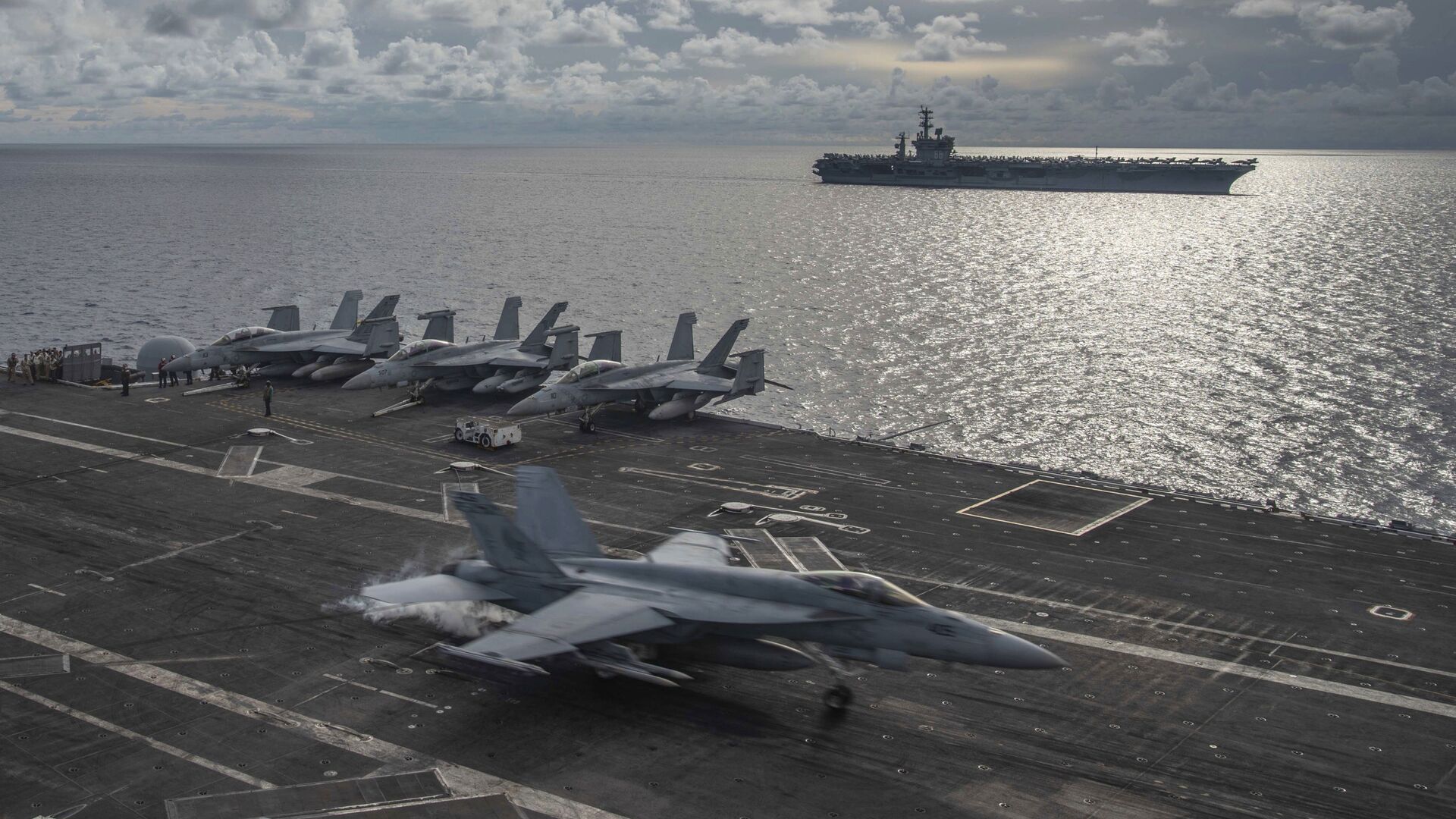 In this photo provided by U.S. Navy, an F/A-18E Super Hornet lands on the flight deck of the USS Ronald Reagan (CVN 76), as USS Nimitz (CVN 68) steams alongside in the South China Sea, Monday, July 6, 2020. - Sputnik International, 1920, 23.06.2022
