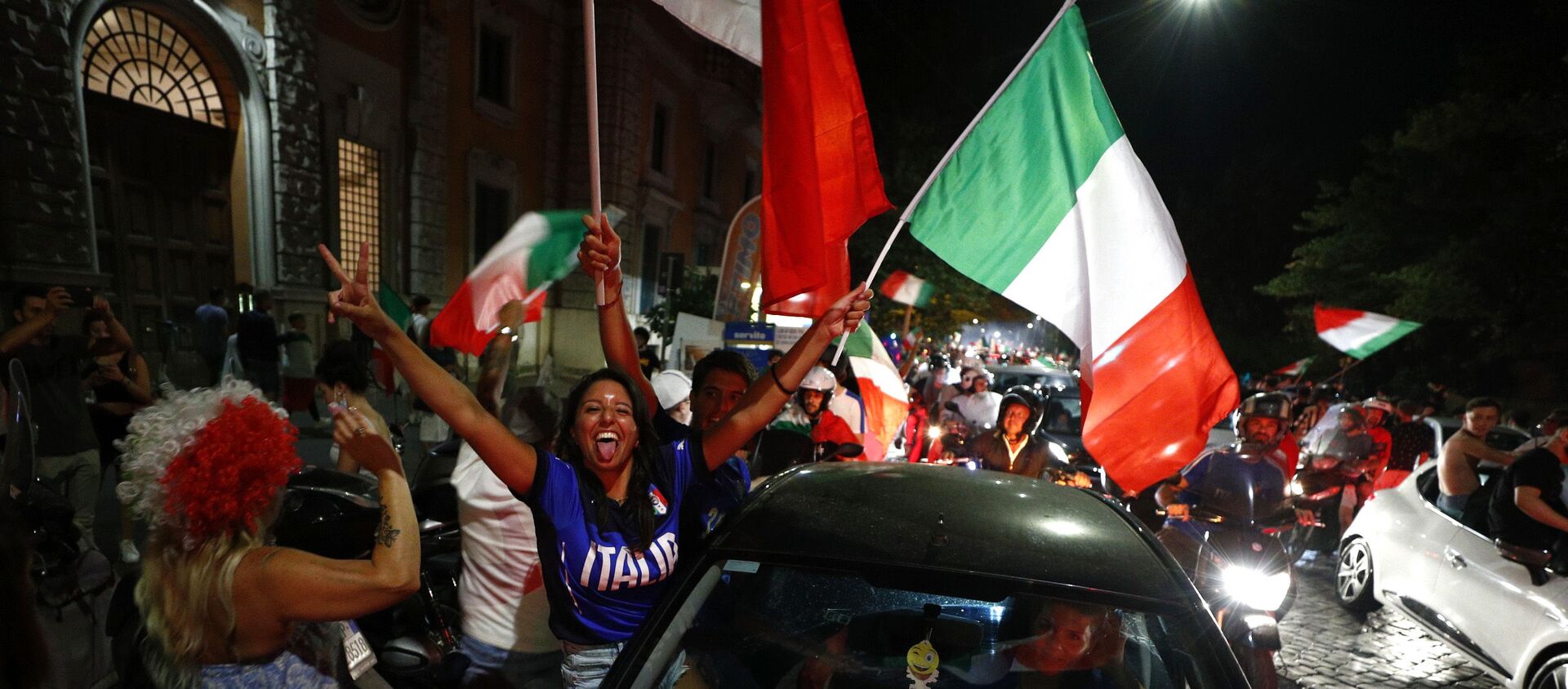 Soccer Football - Euro 2020 - Final - Fans gather for Italy v England - Rome, Italy - July 11, 2021 Italy fans celebrate after winning the Euro 2020 - Sputnik International, 1920, 12.07.2021