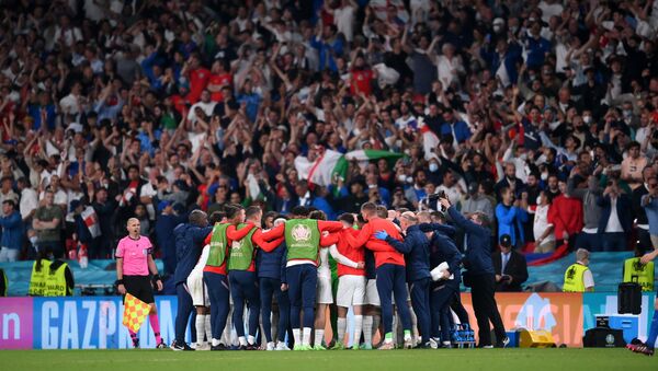 Soccer Football - Euro 2020 - Final - Italy v England - Wembley Stadium, London, Britain - July 11, 2021 England team huddle during extra time - Sputnik International