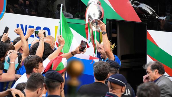 Soccer Football - Euro 2020 -  Rome, Italy - July 12, 2021 - Italy's Giorgio Chiellini exits the bus holding the Euro 2020 cup as the team arrives at the Parco dei Principi hotel after winning the European Championship - Sputnik International
