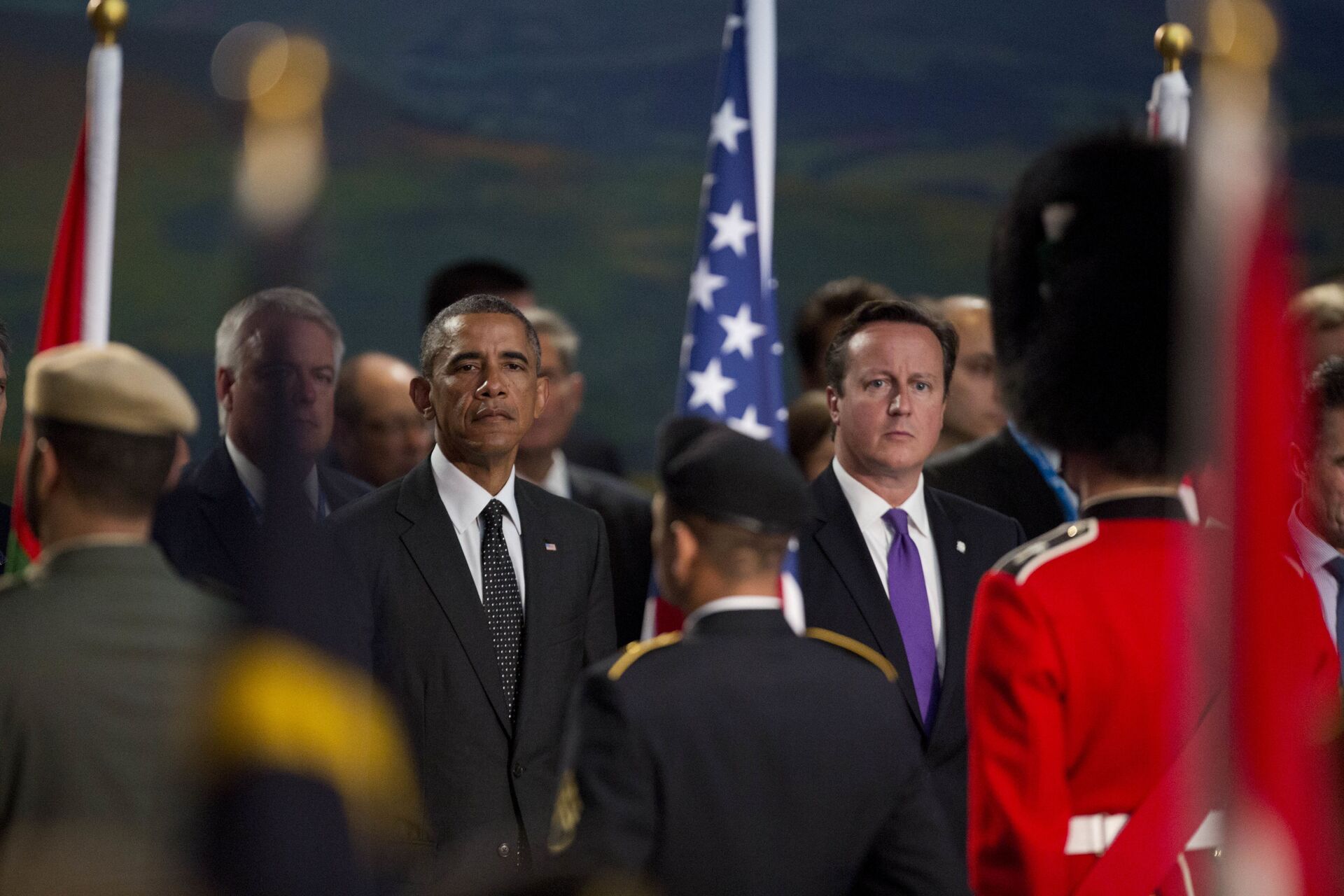 US President Barack Obama and British Prime Minister David Cameron, center right, face military flag bearers from their countries  during a ceremony at the start of a NATO-Afghanistan round table meeting during a NATO summit at the Celtic Manor Resort in Newport, Wales on Thursday, Sept. 4, 2014 - Sputnik International, 1920, 07.09.2021