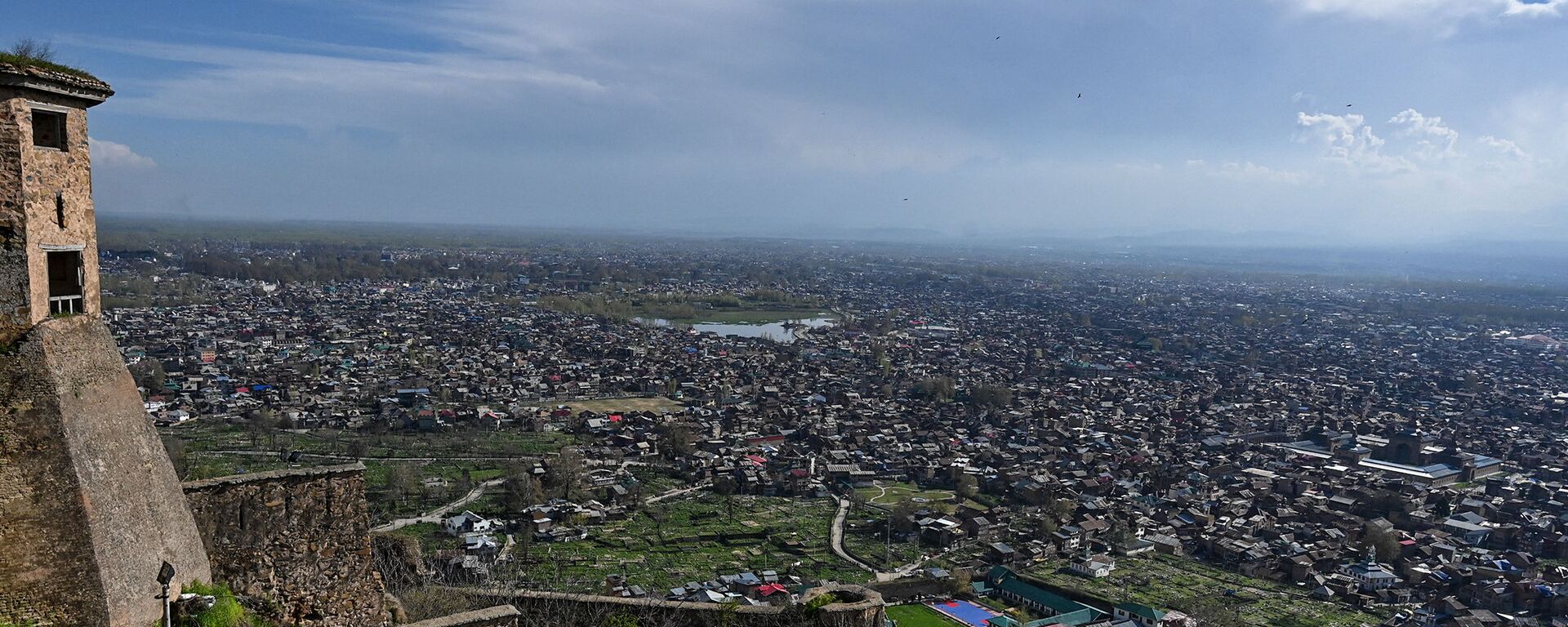A general view shows the city from Hari Parbat Fort during a government-imposed nationwide lockdown as a preventive measures against the COVID-19 coronavirus, in Srinagar on April 4, 2020 - Sputnik International, 1920, 28.07.2021