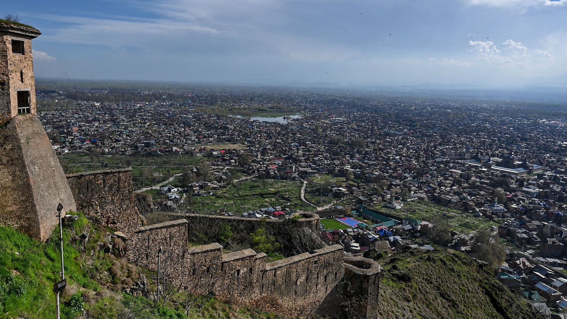 A general view shows the city from Hari Parbat Fort during a government-imposed nationwide lockdown as a preventive measures against the COVID-19 coronavirus, in Srinagar on April 4, 2020 - Sputnik International, 1920, 12.07.2021