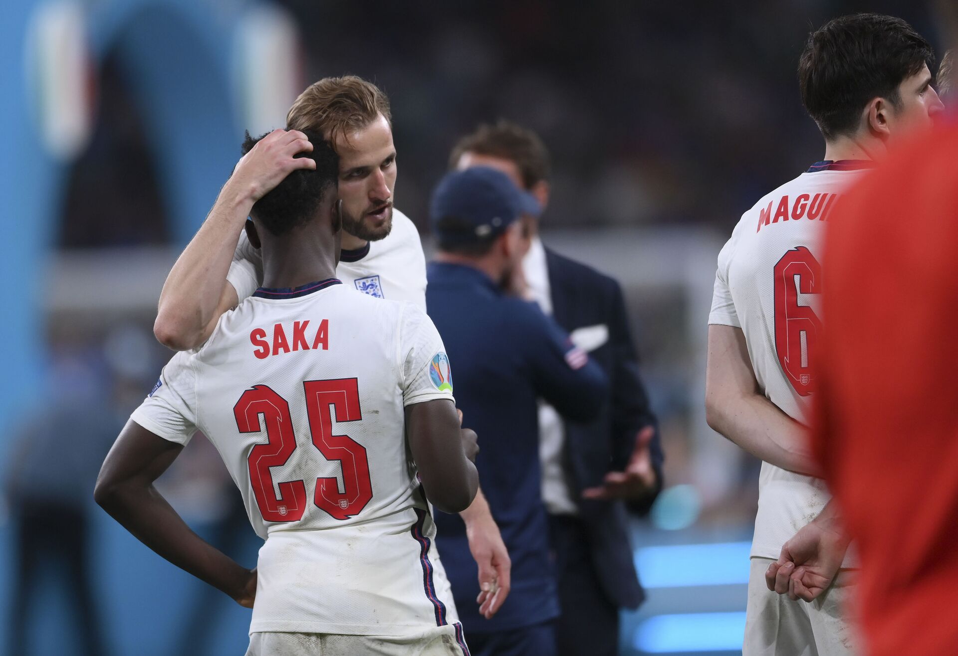 Bukayo Saka is comforted by Harry Kane - Sputnik International, 1920, 07.09.2021