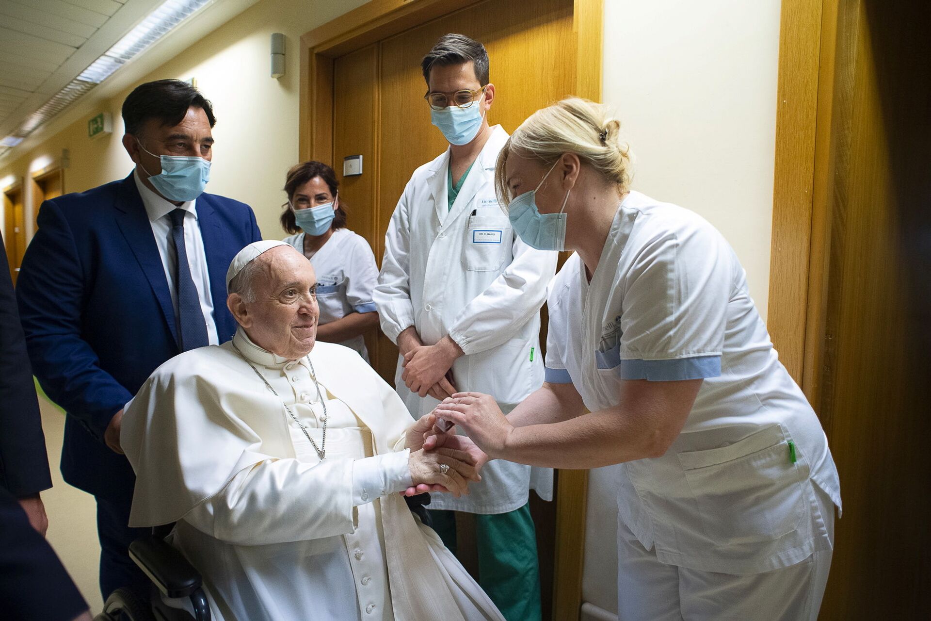 Pope Francis speaks with a health worker at the Gemelli hospital, as he recovers following scheduled surgery on his colon, in Rome, Italy, July 11, 2021 - Sputnik International, 1920, 07.09.2021