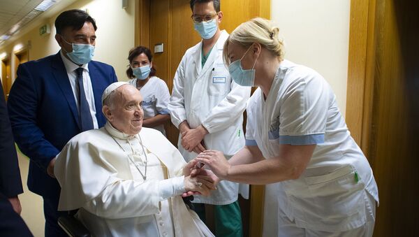 Pope Francis speaks with a health worker at the Gemelli hospital, as he recovers following scheduled surgery on his colon, in Rome, Italy, July 11, 2021 - Sputnik International