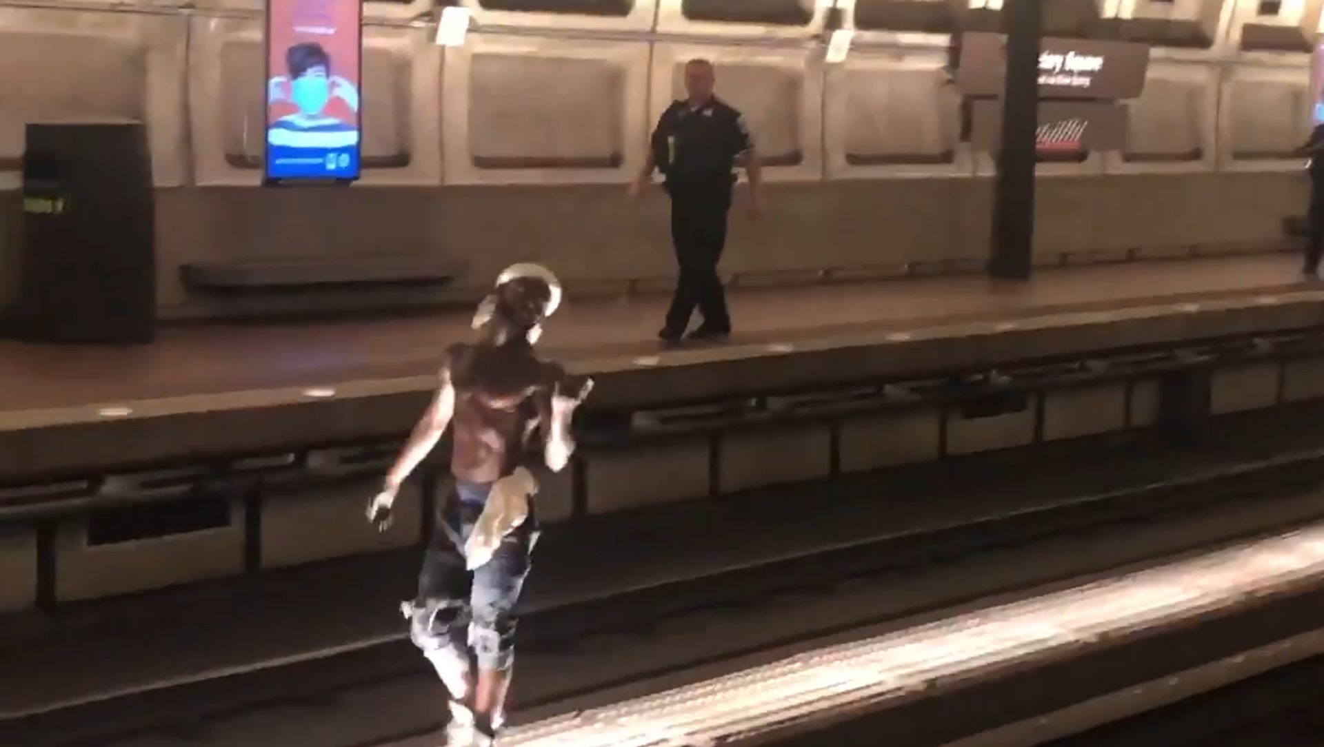 Screenshot from a video allegedly filmed inside the Washington DC Metro, where an unidentified man is seen walking on the tracks - Sputnik International, 1920, 12.07.2021
