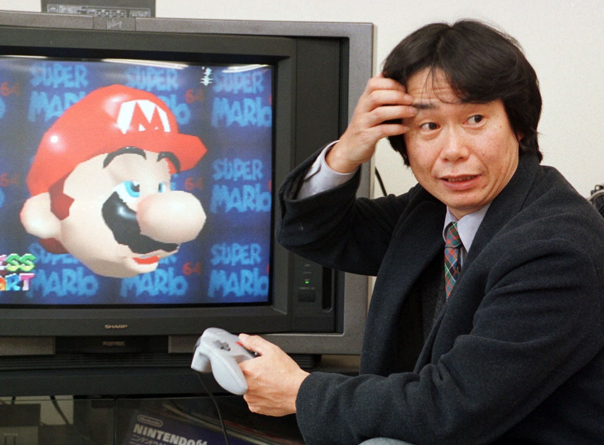 FILE - In this Feb. 6, 1997 file photo, Shigeru Miyamoto, creator of Super Mario video game series, demonstrates Super Mario 64 in his office at the Nintendo Co. headquarters in Kyoto, Japan. Even though Mario hasn't changed much in nearly three decades, the latest game he stars in, the newly released The New Super Mario Bros. Wii, is one of the holiday season's top titles.  - Sputnik International, 1920, 07.09.2021