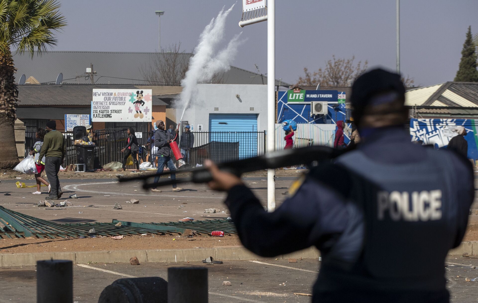 People throw stones at police as they attempt looting at Letsoho Shopping Centre in Katlehong, east of Johannesburg, South Africa, Monday, July 12, 2021. - Sputnik International, 1920, 07.09.2021