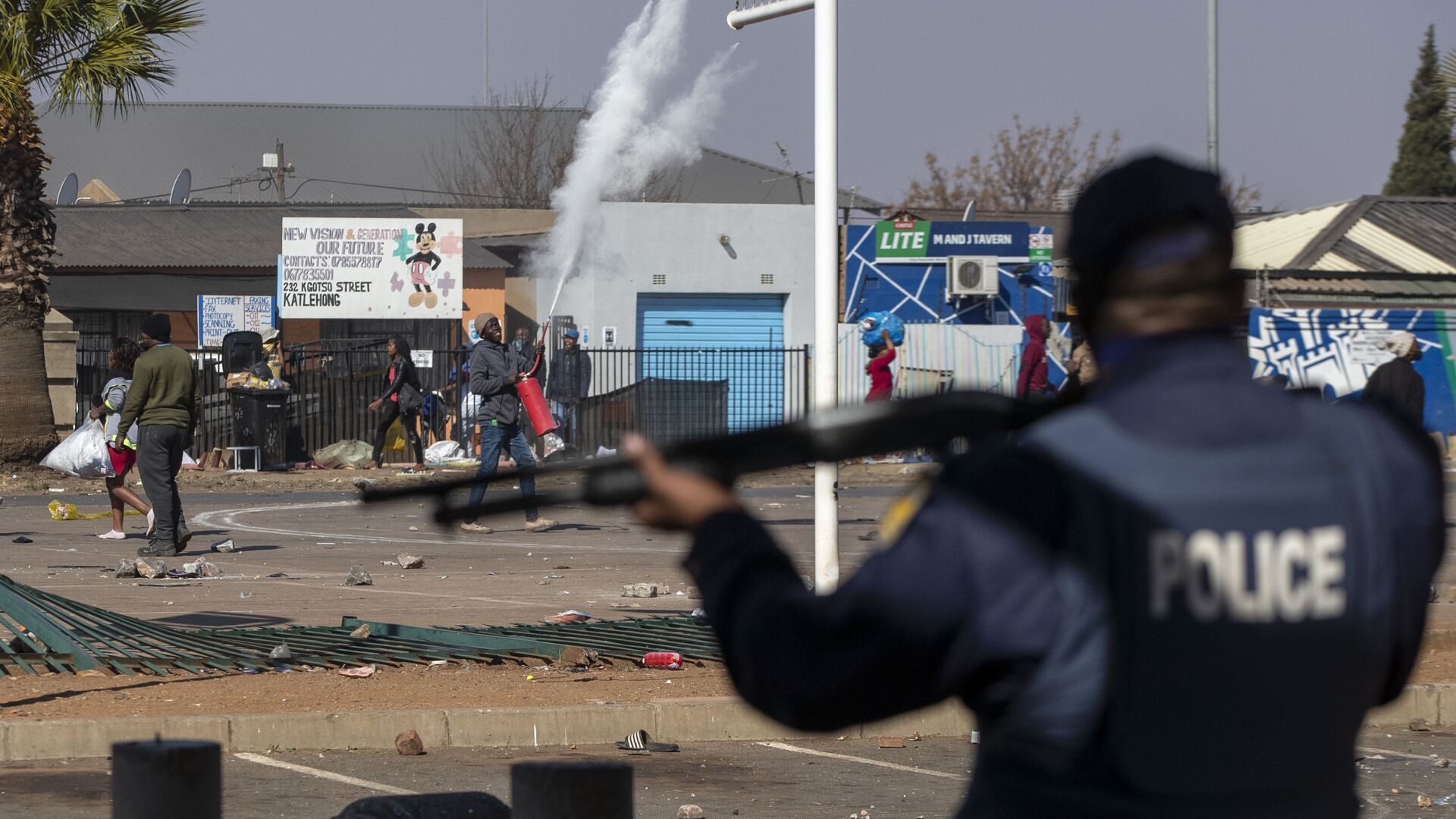 People throw stones at police as they attempt looting at Letsoho Shopping Centre in Katlehong, east of Johannesburg, South Africa, Monday, July 12, 2021. - Sputnik International, 1920, 12.07.2021