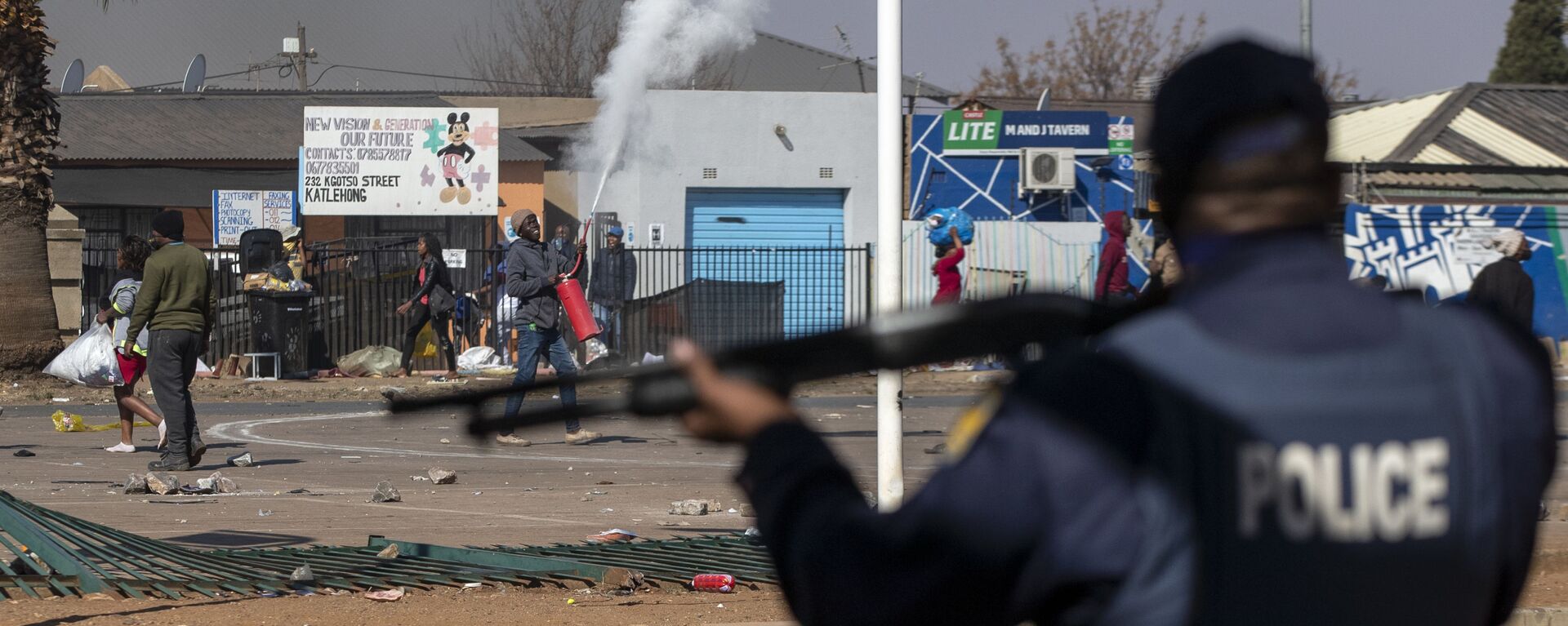 People throw stones at police as they attempt looting at Letsoho Shopping Centre in Katlehong, east of Johannesburg, South Africa, Monday, July 12, 2021. - Sputnik International, 1920, 10.07.2022