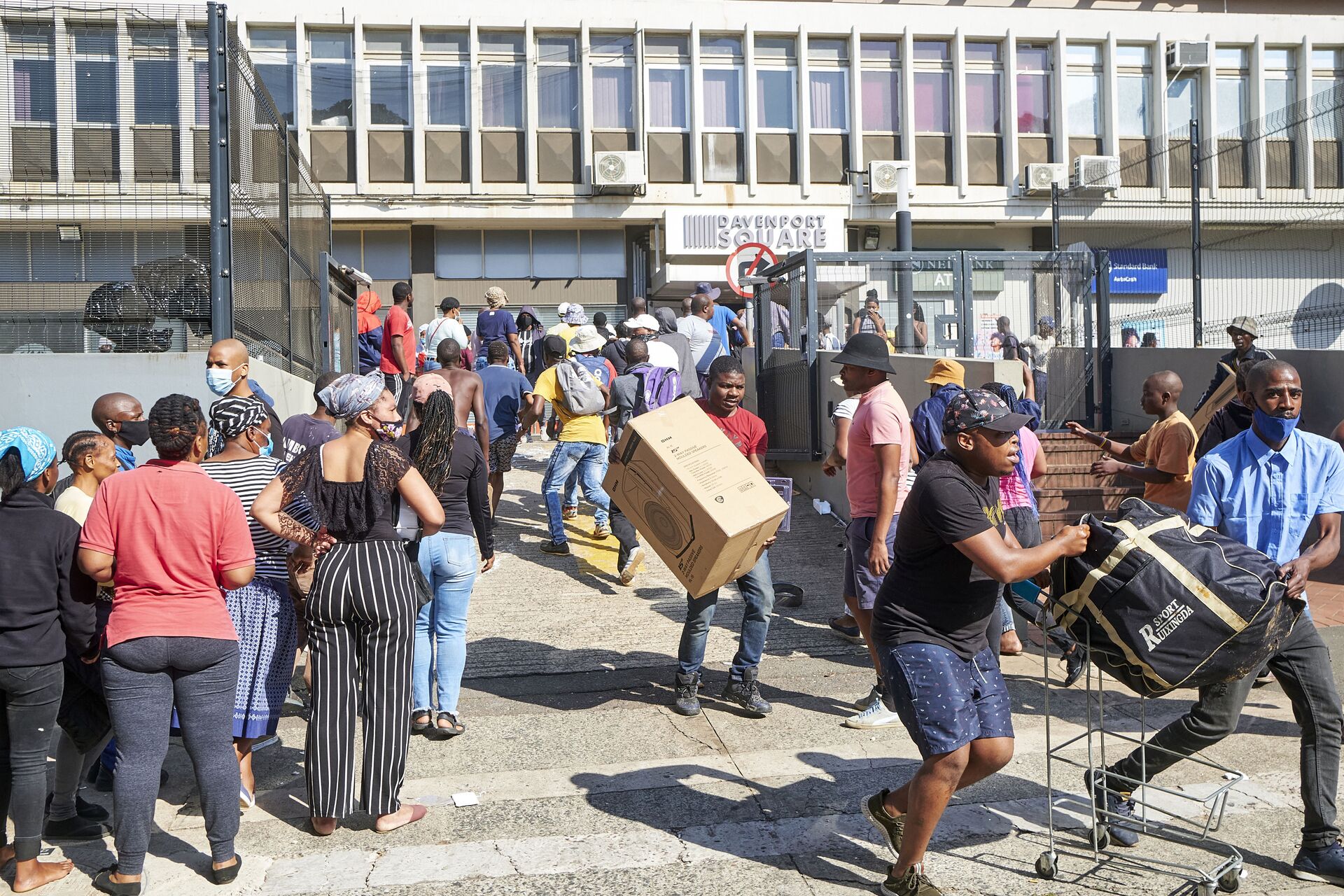 Looters make off with goods at a store in Durban, South Africa, Monday July 12, 2021. - Sputnik International, 1920, 07.09.2021