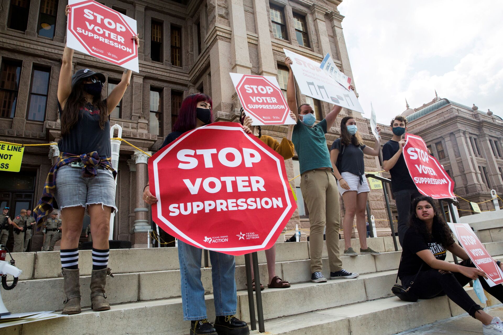 Voting rights activists gather during a protest against Texas legislators who are advancing a slew of new voting restrictions in Austin, Texas, U.S., May 8, 2021 - Sputnik International, 1920, 07.09.2021