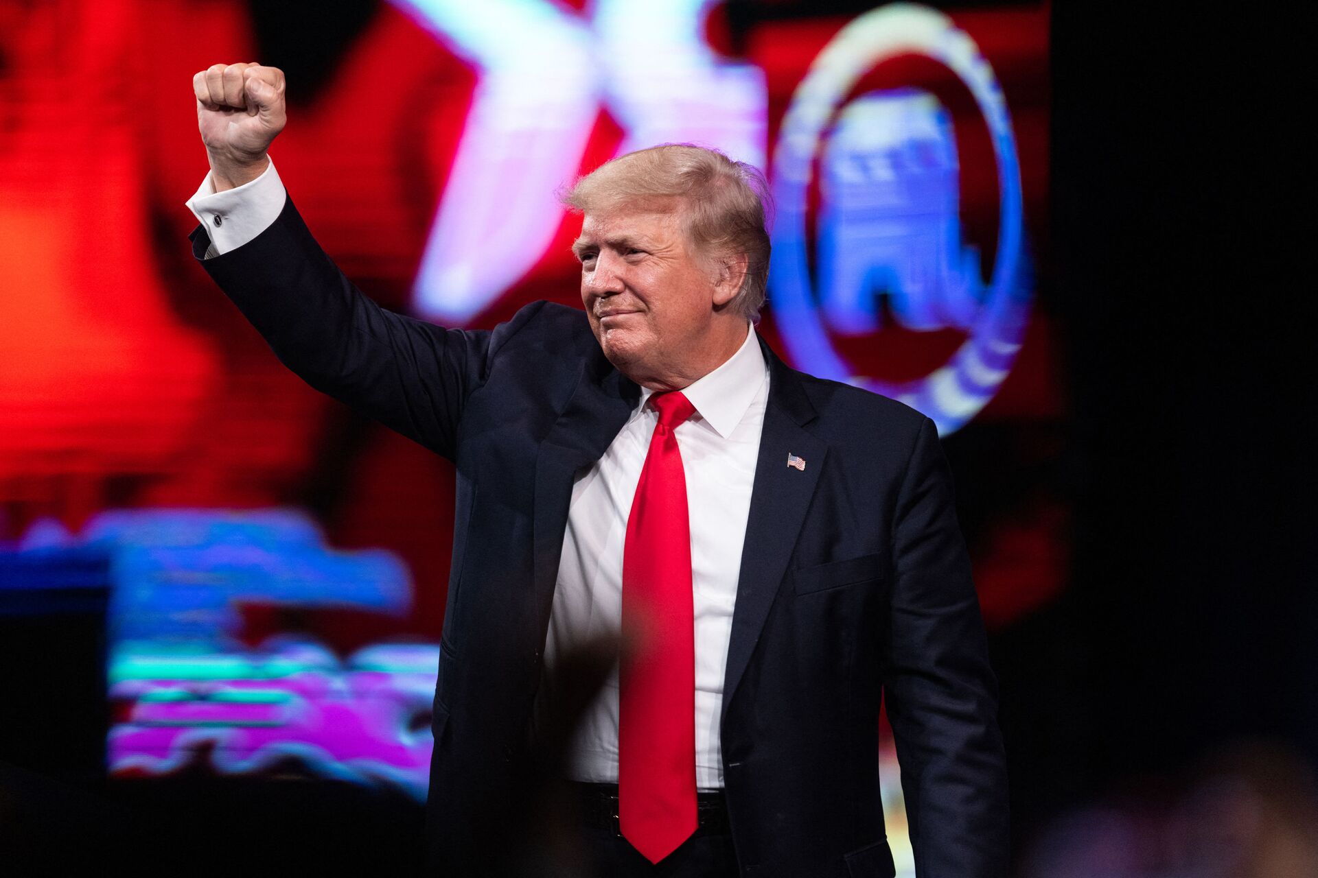Former US President Donald Trump pumps his fist as he walks off after speaking at the Conservative Political Action Conference (CPAC) in Dallas, Texas on July 11, 2021 - Sputnik International, 1920, 07.09.2021