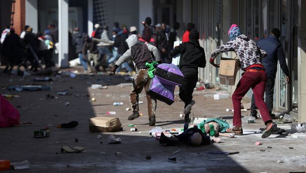 Demonstrators on 12 July 2021 loot stores in Katlehong - about 16 miles south-east of Johannesburg, South Africa - as protests continue in after the imprisonment of former South African President Jacob Zuma. - Sputnik International