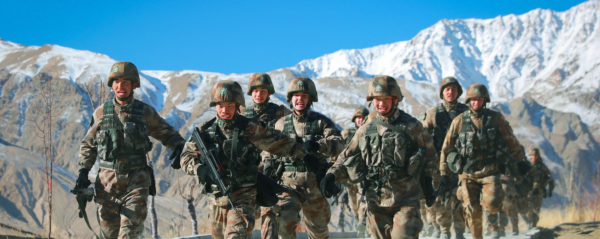 This photo taken on January 4, 2021 shows Chinese People's Liberation Army (PLA) soldiers taking part in military training at Pamir Mountains in Kashgar, northwestern China's Xinjiang region - Sputnik International, 1920, 18.09.2021