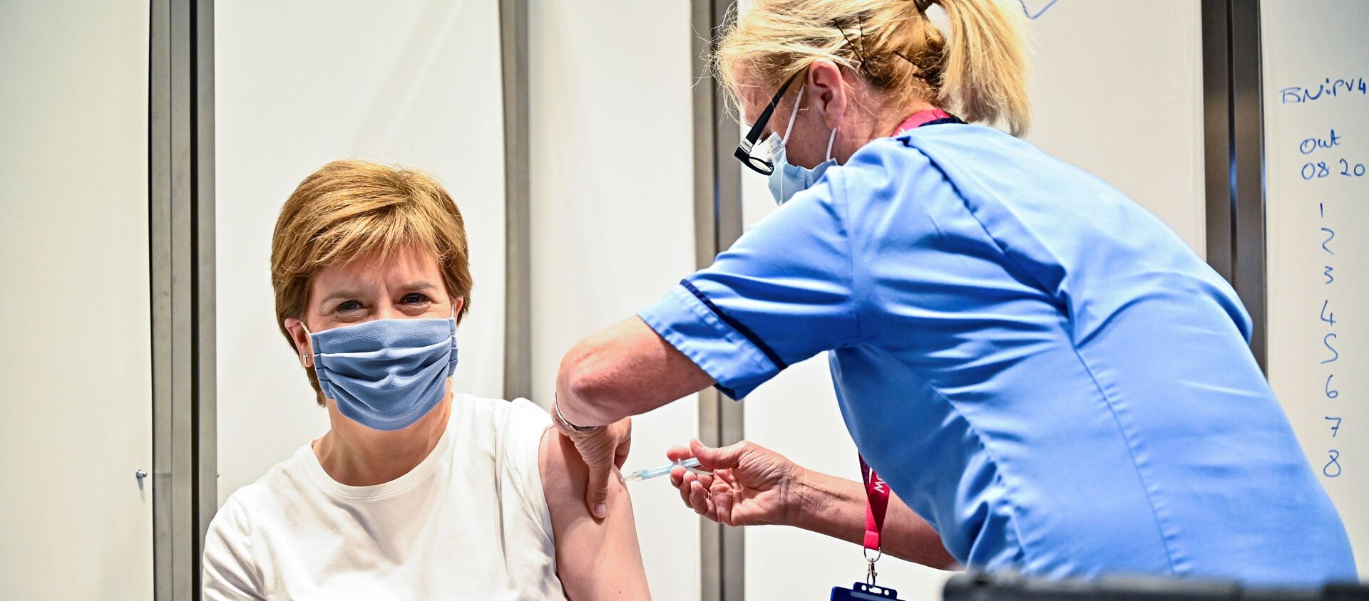 Scottish First Minister Nicola Sturgeon receives her second dose of the COVID-19 vaccine in Glasgow - Sputnik International, 1920