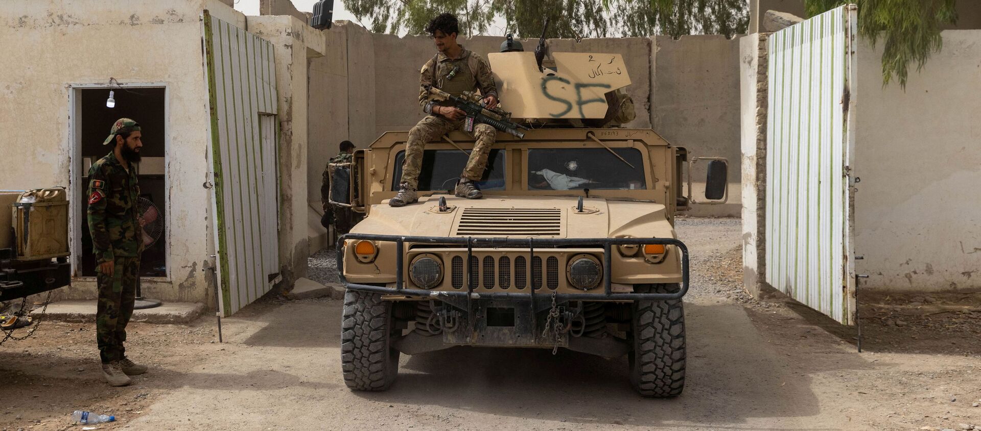 A member of Afghan Special Forces sits on the rooftop of his humvee as he arrives at the base after heavy clashes with Taliban during the rescue mission of a policeman besieged at a check post, in Kandahar province, Afghanistan, July 13, 2021. REUTERS/Danish Siddiqui - Sputnik International, 1920, 13.07.2021