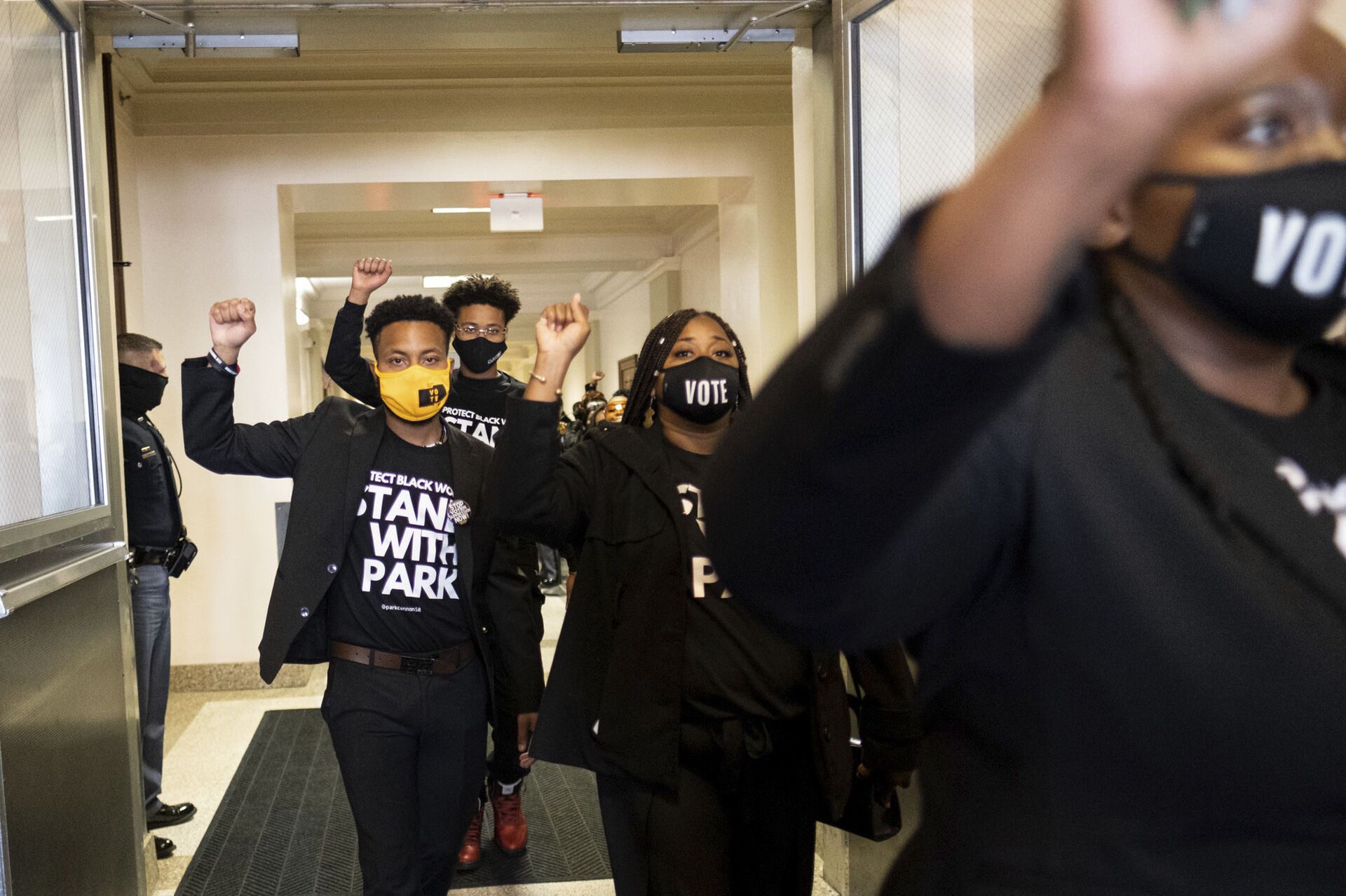 Supporters of Georgia State Rep. Park Cannon, D-Atlanta, leave the State Capitol in Atlanta on Monday morning, March 29, 2021 after escorting her into the building. Cannon was arrested last week for knocking on the governor's office door as he signed voting legislation. - Sputnik International, 1920, 07.09.2021