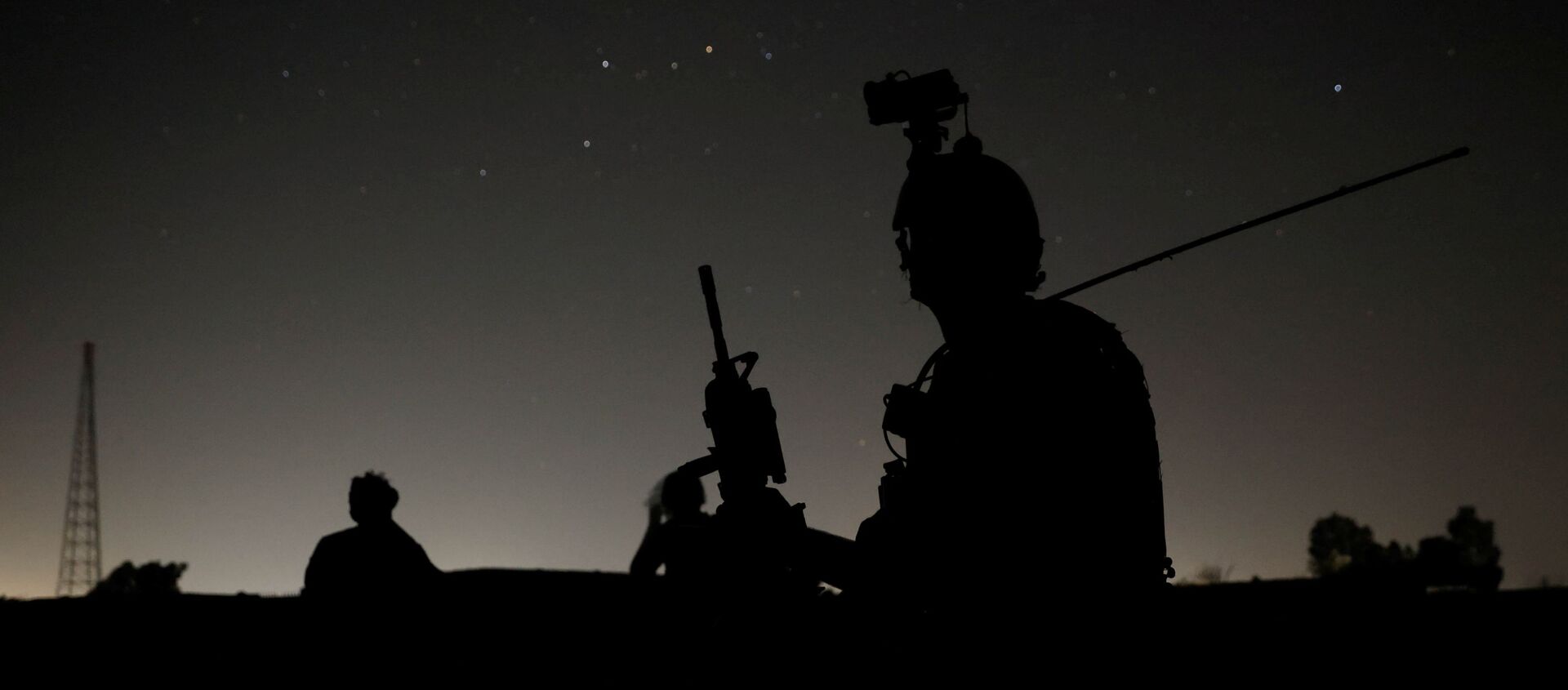 Members of the Afghan Special Forces keep a watch as others search houses in a village during a combat mission against Taliban, in Kandahar province, Afghanistan, July 12, 2021 - Sputnik International, 1920, 02.09.2021