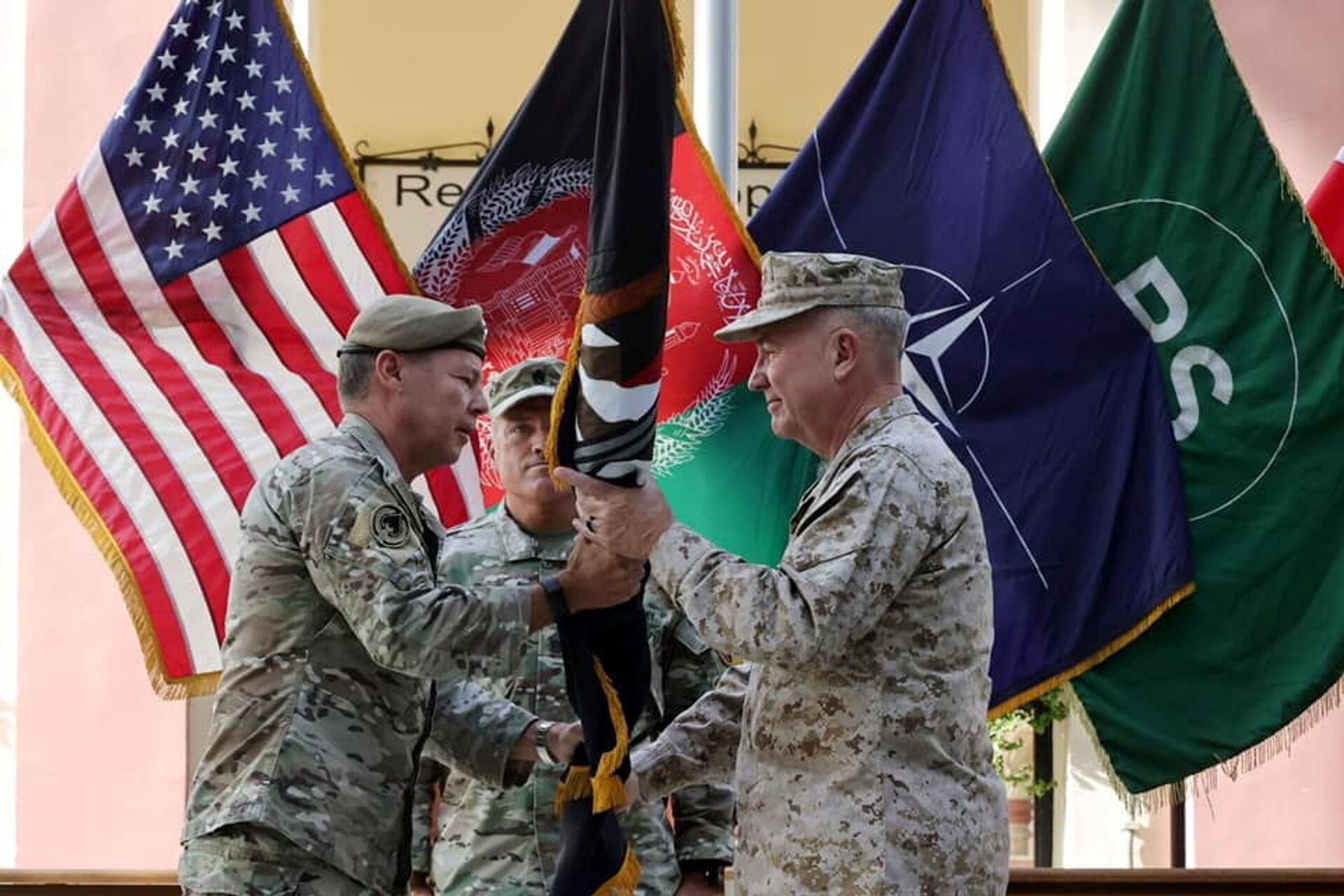 General Austin Scott Miller, commander of U.S. forces and NATO's Resolute Support Mission, hands over his command to U.S. Marine General Kenneth McKenzie, during a ceremony in Kabul, Afghanistan July 12, 2021 - Sputnik International, 1920, 07.09.2021